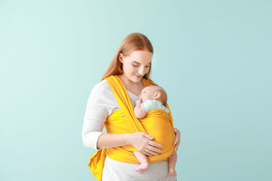Babywearing: l’arte del portare il bambino in fascia