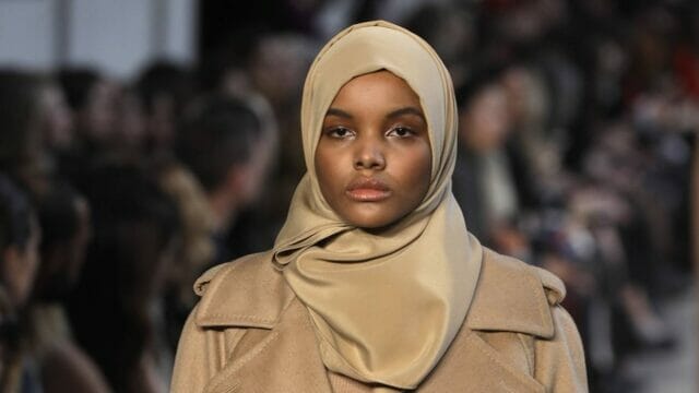 “Ho perso il contatto con chi ero”: la supermodella che indossa l’hijab lascia il mondo della moda