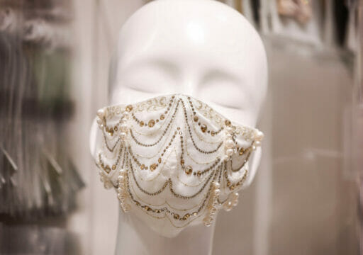 Queste mascherine giapponesi con perle e diamanti costano 9600 $